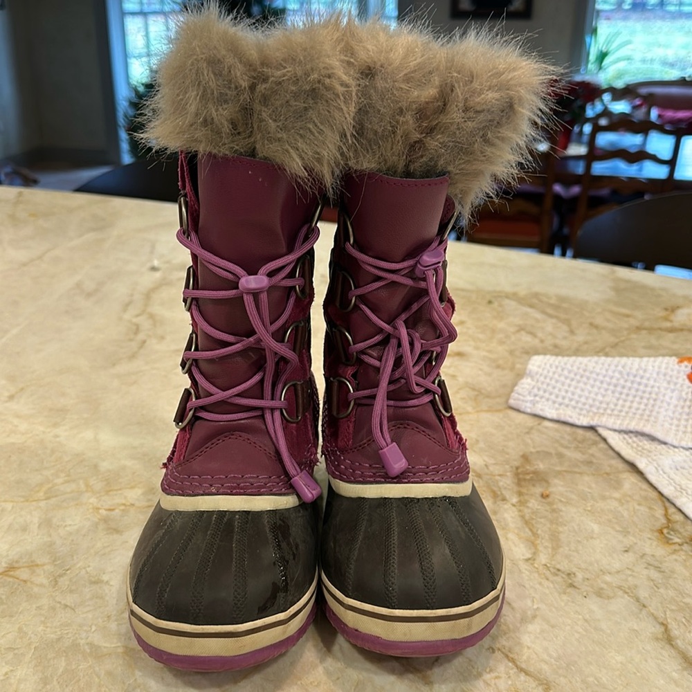 Girls, Size 4, cozy winter snow boots. Purple with fur trim. Like new!